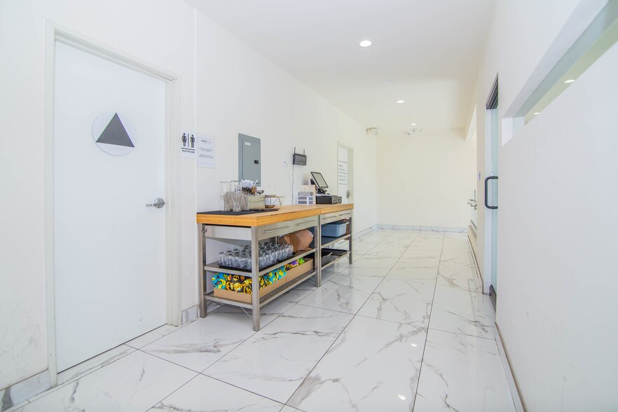 More Photos Of 300-302 S Mariposa Ave, Los Angeles Storefront Retail Office For Lease