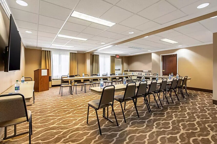 More Photos Of 3620 Camden Rd, Pine Bluff Hotel For Sale