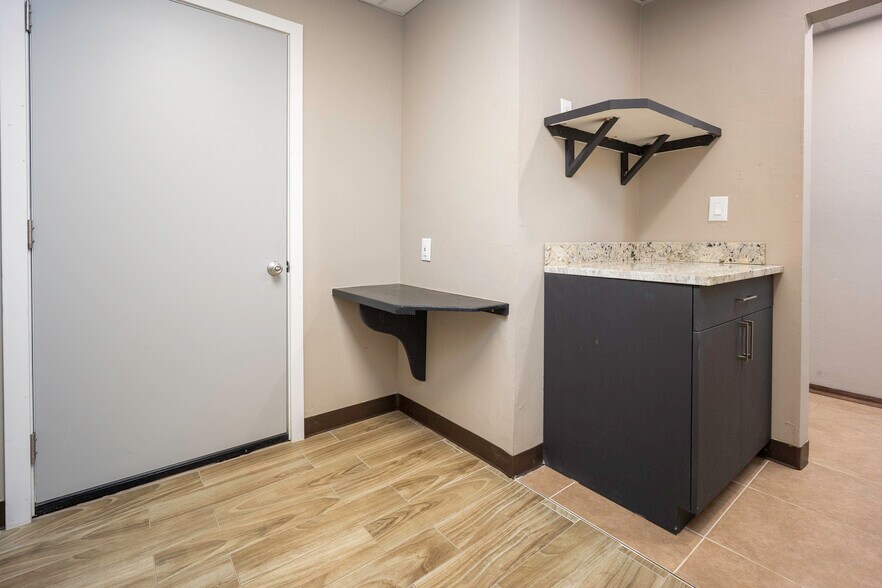 More Photos Of 401 S Ranchwood Blvd, Yukon Flex For Sale