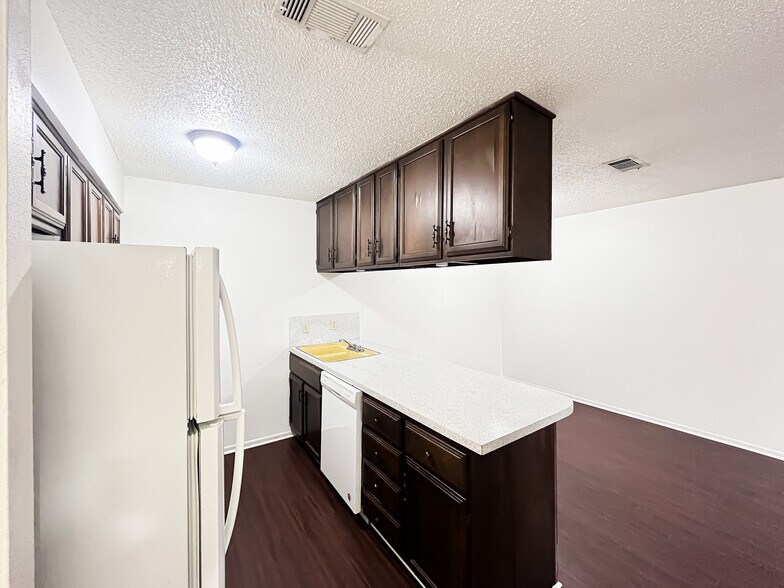 More Photos Of 800 Pine St, Hearne Apartments For Sale