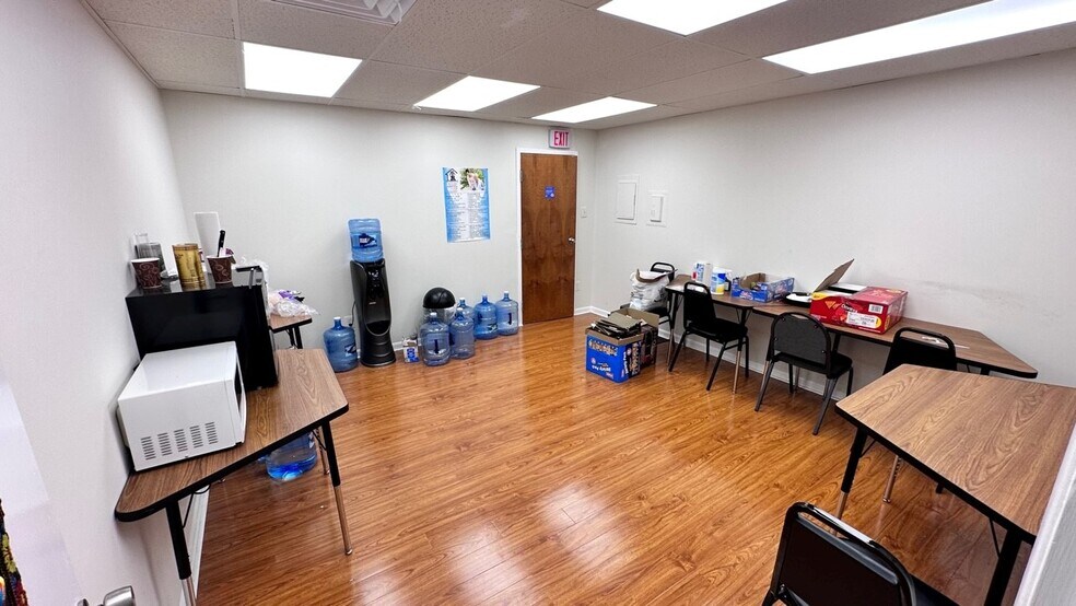 More Photos Of 1300 Industrial Blvd, Southampton Light Distribution For Lease