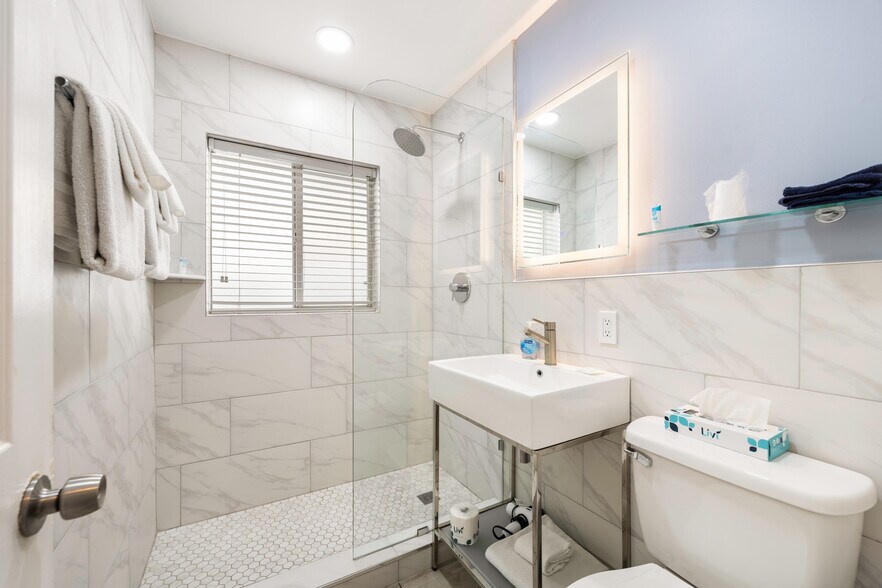 More Photos Of 2648 NE 32nd St, Fort Lauderdale Hotel For Sale
