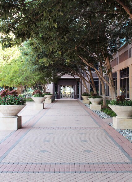 More Photos Of 909 Hidden Ridge Dr, Irving Office For Lease