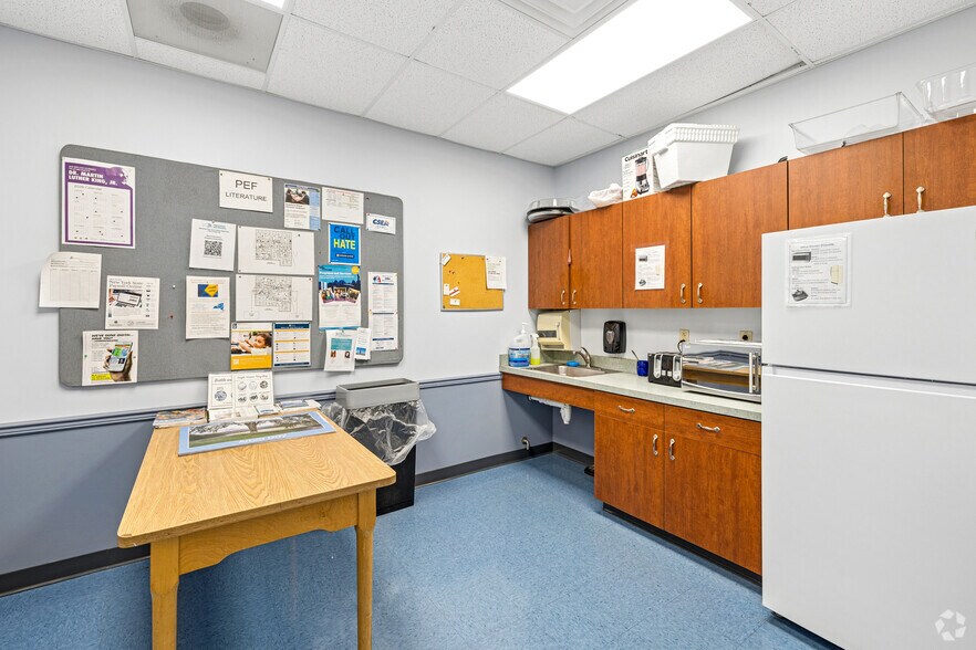More Photos Of 10B Airline Dr, Albany Office For Sale