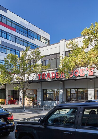 More Photos Of 4555 Roosevelt Way NE, Seattle Office For Lease