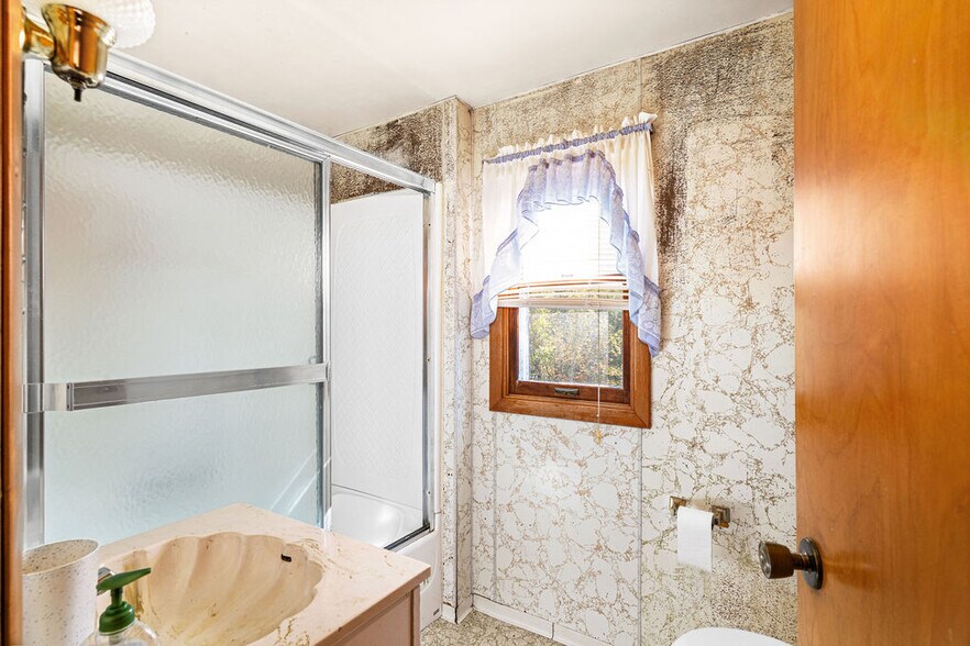 More Photos Of 4892 MN-61 N, Beaver Bay Specialty For Sale