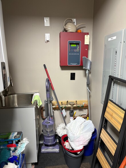 More Photos Of 1381 Fairview Blvd, Delran Office For Sale