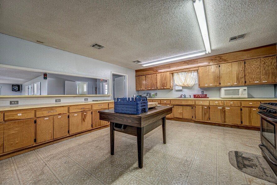 More Photos Of 1028 N 11th St, Chickasha Religious Facility For Sale