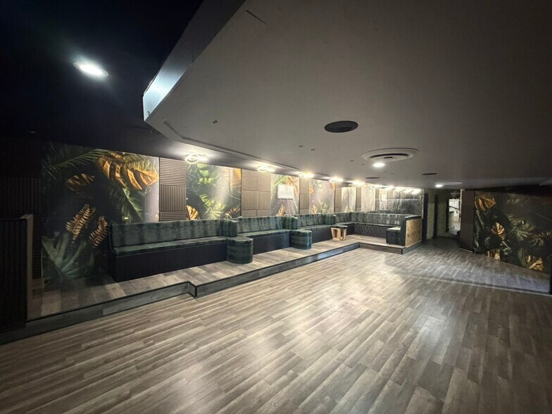 More Photos Of 9521 N 7th St, Phoenix Bar For Lease