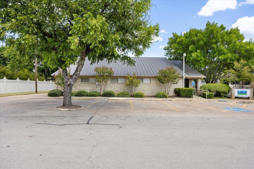 More Photos Of 310 W Bluff St, Granbury Office For Sale