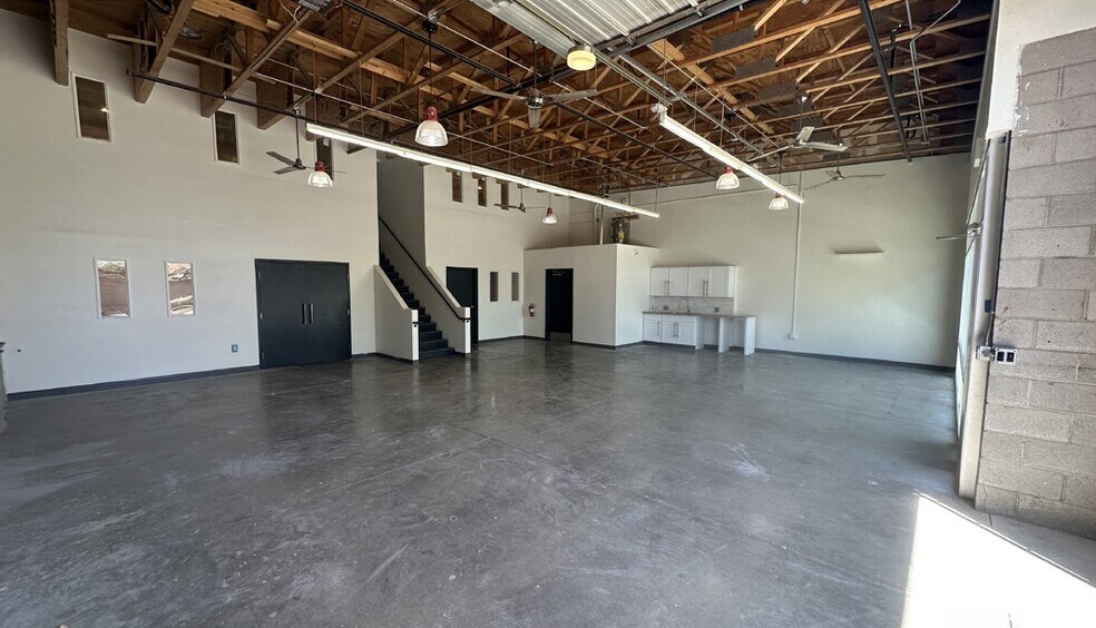 More Photos Of 300 N Pasadena St, Gilbert Warehouse For Lease