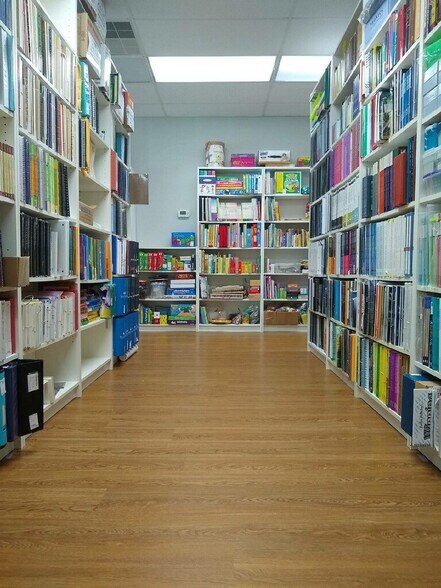 More Photos Of 11 Barkingham Ln, Greenville Storefront Retail Office For Lease