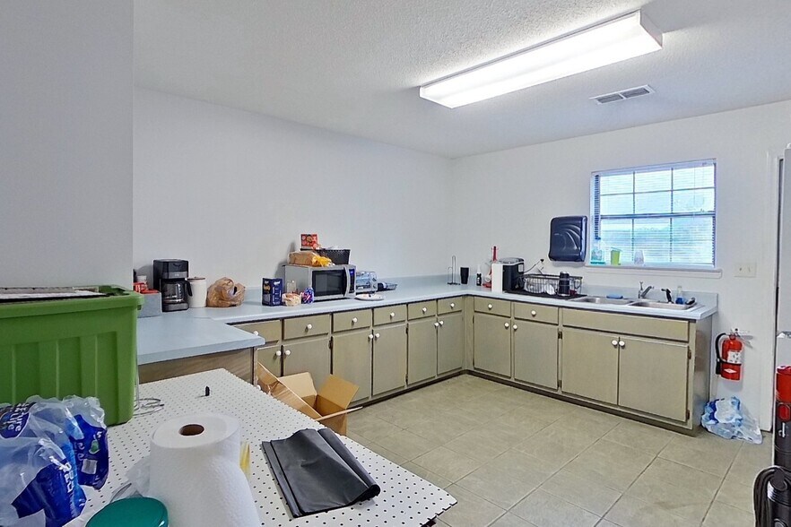 More Photos Of 916 N Ferdon Blvd, Crestview Office For Lease