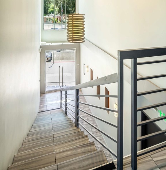 More Photos Of 13263 Ventura Blvd, Studio City Office For Lease