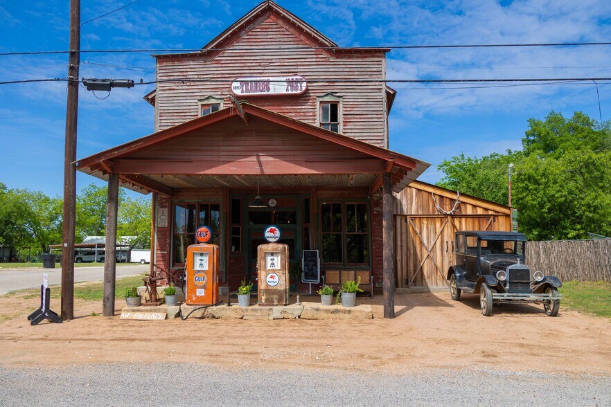 More Photos Of 622 Main st, Blanket Storefront Retail Office For Sale