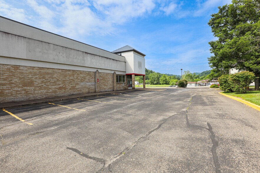 More Photos Of 902 N Lewis St, Glenville Drugstore For Sale