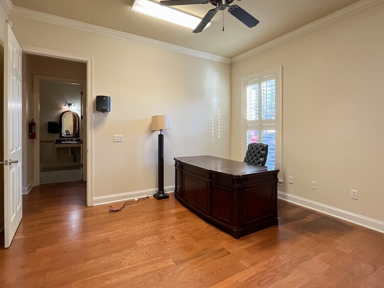 More Photos Of 1201 S Purpera Ave, Gonzales Office For Lease