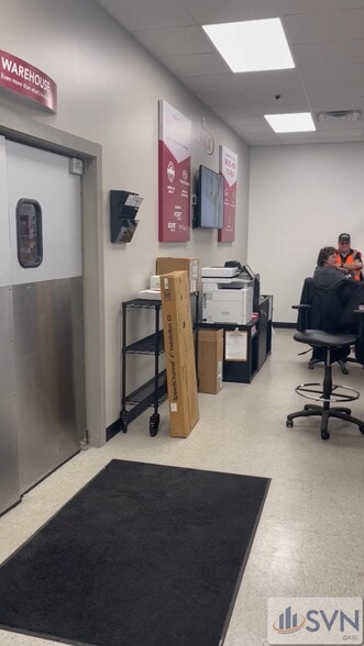 More Photos Of 36 W Chatham Ct, Garden City Showroom For Lease