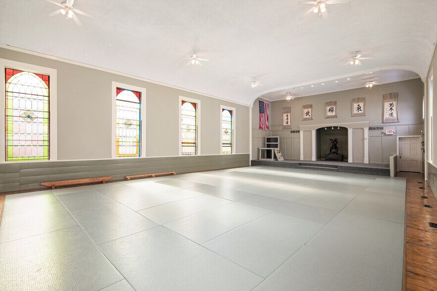 More Photos Of 206 S Main St, Romeo Freestanding For Sale