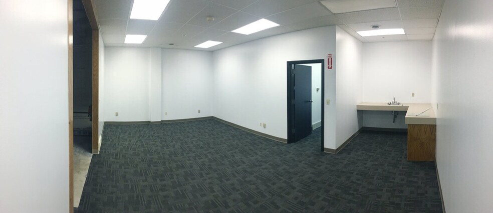 More Photos Of 3820-3830 44th St SE, Grand Rapids Flex For Lease