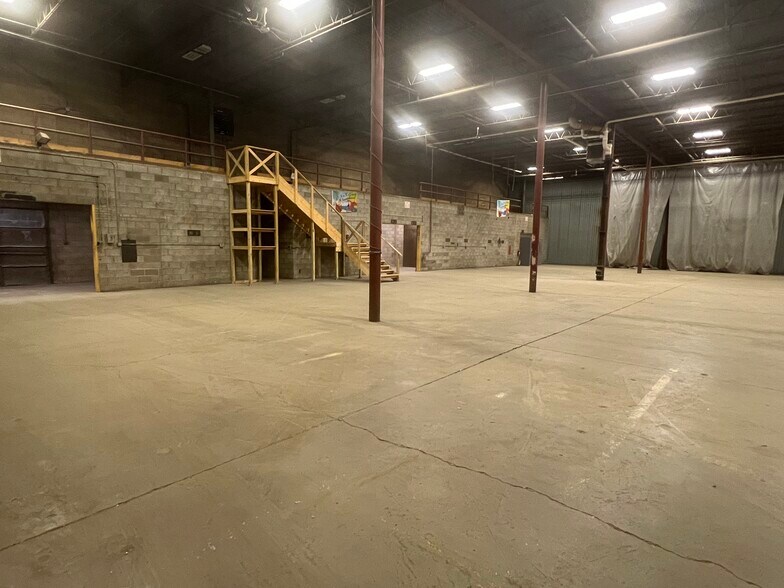 More Photos Of 1020-1060 Saw Mill Run Blvd W, Pittsburgh Warehouse For Lease