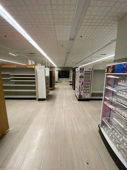 More Photos Of 145 Amherst St, Nashua Drugstore For Sale