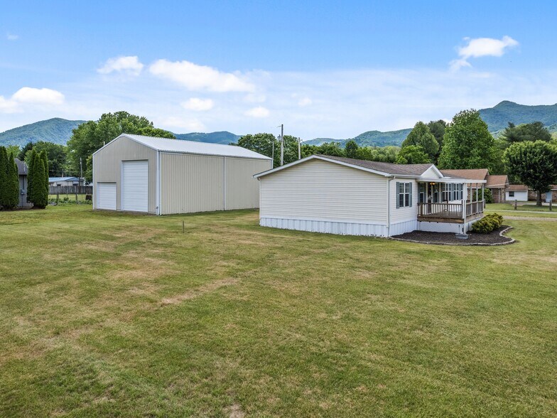 More Photos Of 25 Lester Ln, Waynesville Flex For Sale