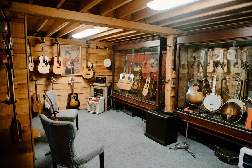 More Photos Of 920 S Chapman St, Greensboro Storefront For Sale