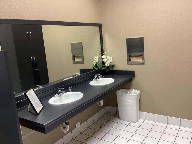 More Photos Of 635 N Plaza Dr, Visalia Office For Lease