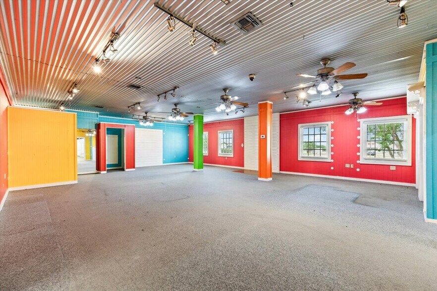 More Photos Of 918 10th St, Floresville Land For Lease
