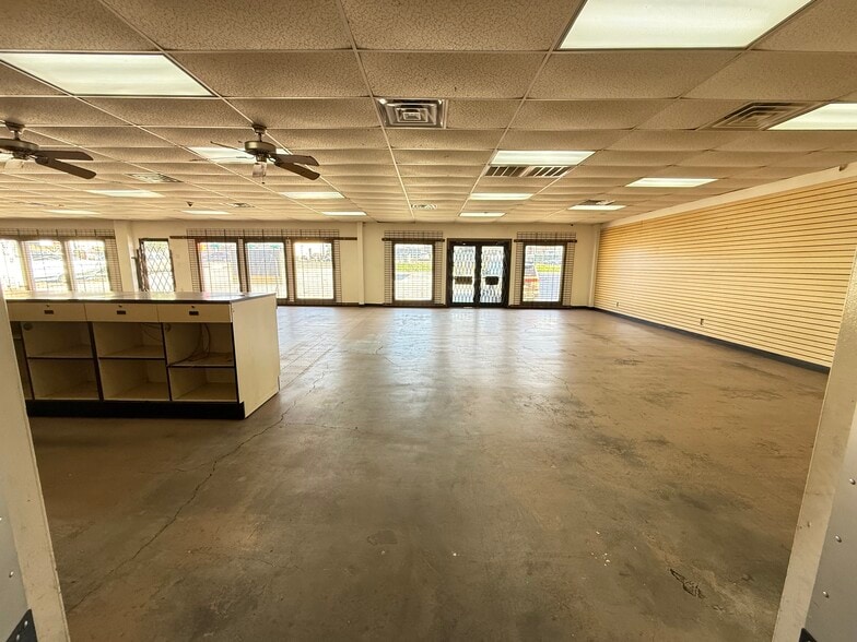 More Photos Of 11104 N Lamar Blvd, Austin Showroom For Lease