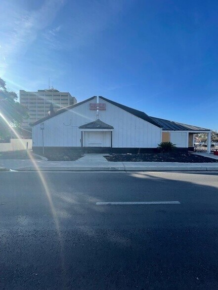 Primary Photo Of 3017 Wilson Rd, Bakersfield Restaurant For Lease