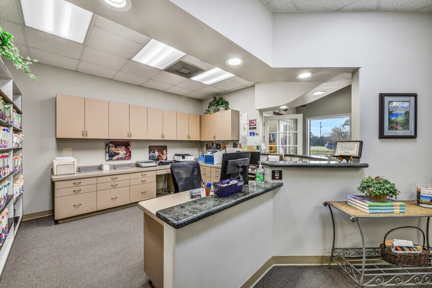 More Photos Of 2401 Parkwood Ave, Friendswood Office For Sale