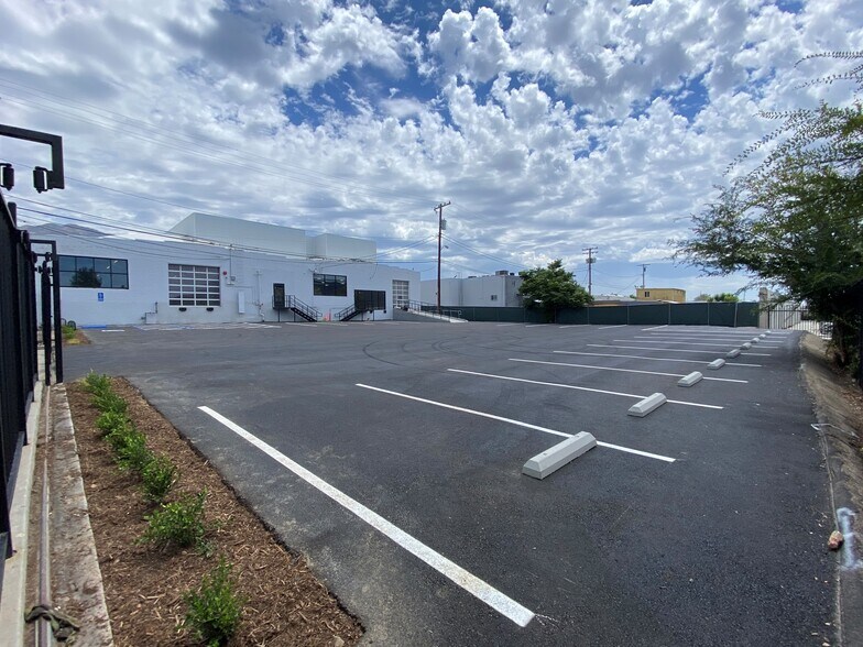 More Photos Of 633 S San Fernando Blvd, Burbank Flex For Sale