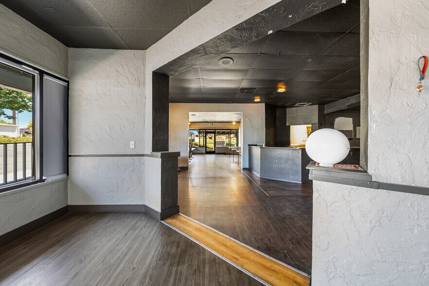 More Photos Of 2345 Ashland St, Ashland Freestanding For Lease