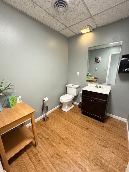 More Photos Of 625 Barksdale Rd, Newark Medical For Lease