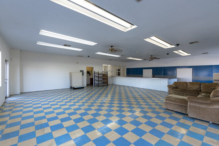 More Photos Of 609 N 7th St, Williams Auto Repair For Sale