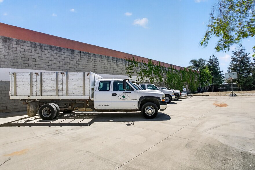 More Photos Of 17066 Palmdale Ln, Huntington Beach Contractor Storage Yard For Sale