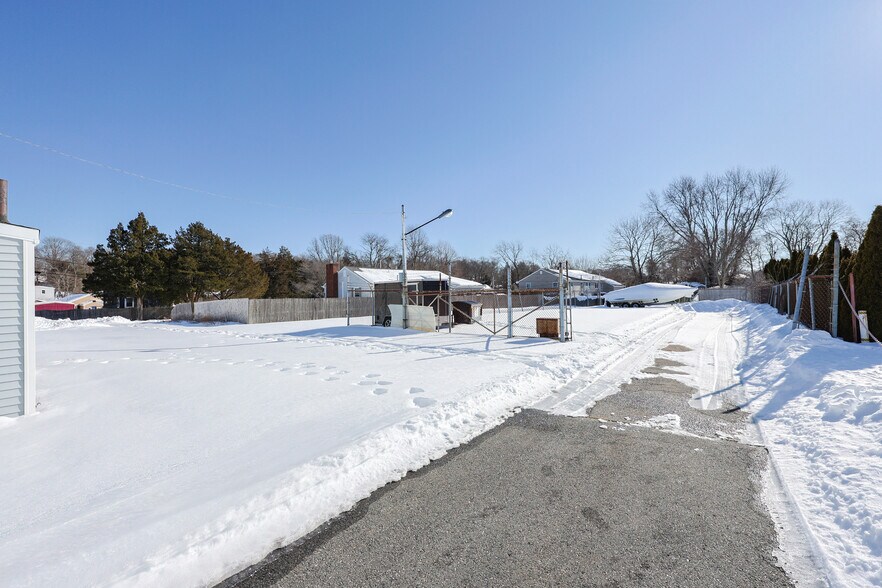 More Photos Of 310-312 Wilbur Ave, Swansea Office For Sale