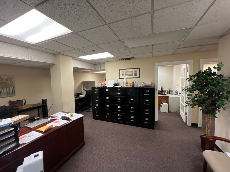 More Photos Of 105 S York St, Elmhurst Office For Lease