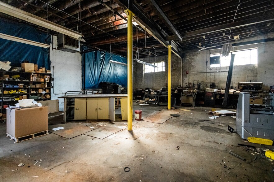 More Photos Of 1059 W Grand Blvd, Detroit Warehouse For Sale