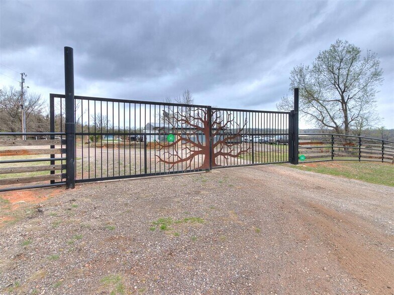 More Photos Of 6625 S Hiwassee Rd, Oklahoma City Showroom For Sale