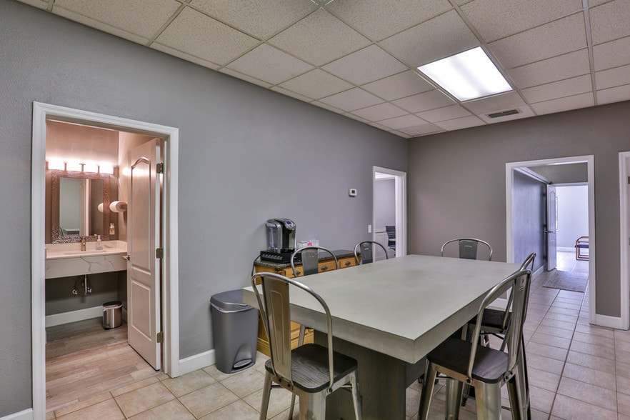 More Photos Of 711 Commercial Dr, Daytona Beach Manufacturing For Lease