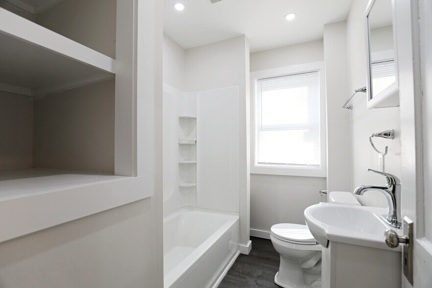 More Photos Of 669 Broadway, Ulster Park Hotel For Sale
