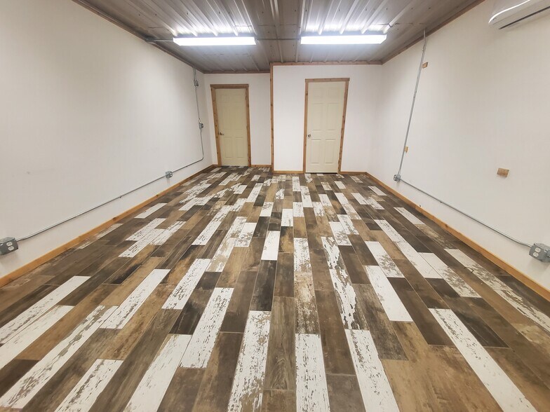 More Photos Of 11130 N Highway 75, Willis Light Distribution For Sale