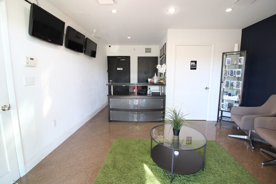 More Photos Of 8205-8225 NW 30th Ter, Doral Warehouse For Lease