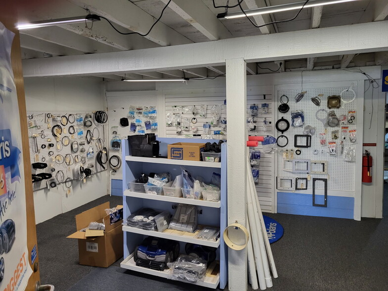 More Photos Of 9405 Dixie Hwy, Village of Clarkston General Retail For Sale