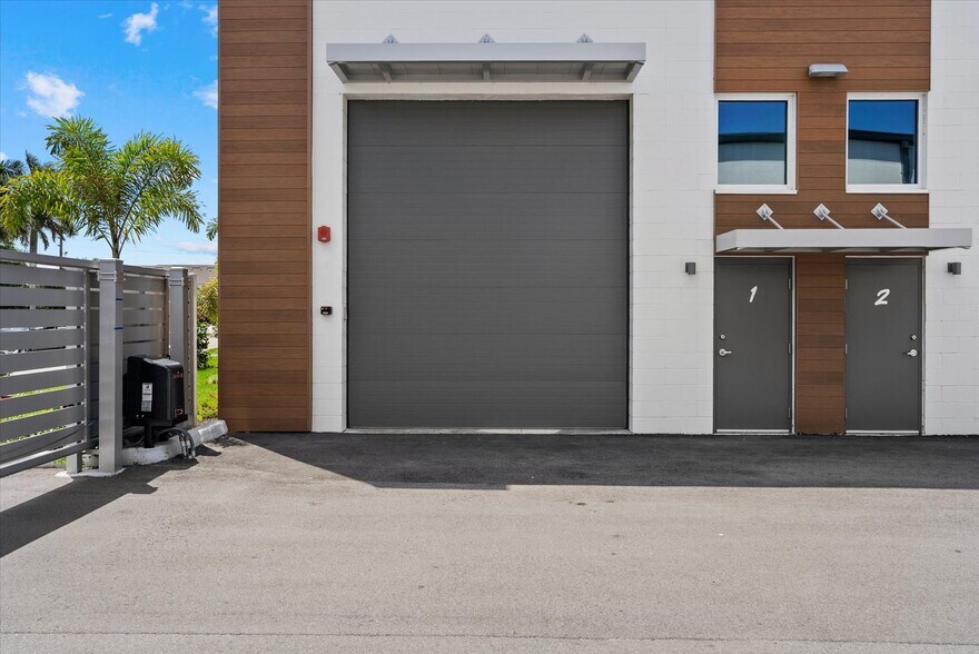 More Photos Of 6566 Palmer Park Cir, Sarasota Self Storage For Sale