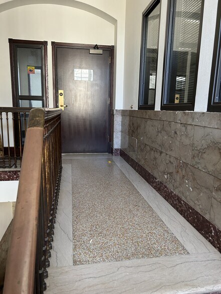 More Photos Of 219 E Washington Ave, Oshkosh Office For Sale