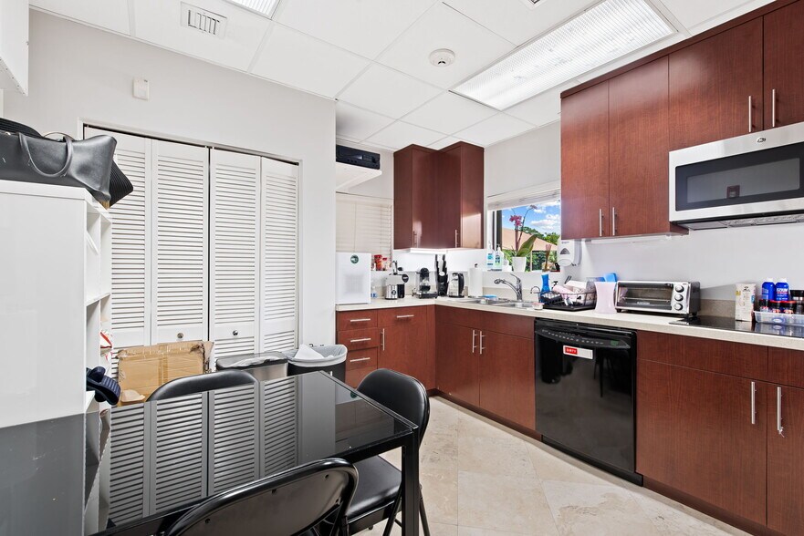 More Photos Of 825-875 Meadows Rd, Boca Raton Medical For Lease
